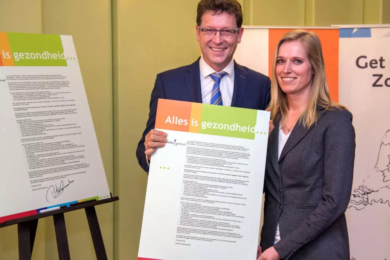Mensen van Drenthe Gezond met het getekende Alles is Gezondheid convenant in handen