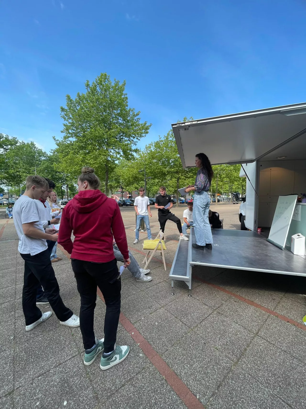Studenten met elkaar in gesprek buiten bij de Gezonde Huiskamer