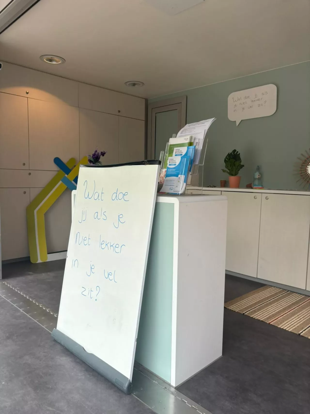 Een whiteboard met de vraag: "Wat doe je als je niet lekker in je vel zit" erop geschreven
