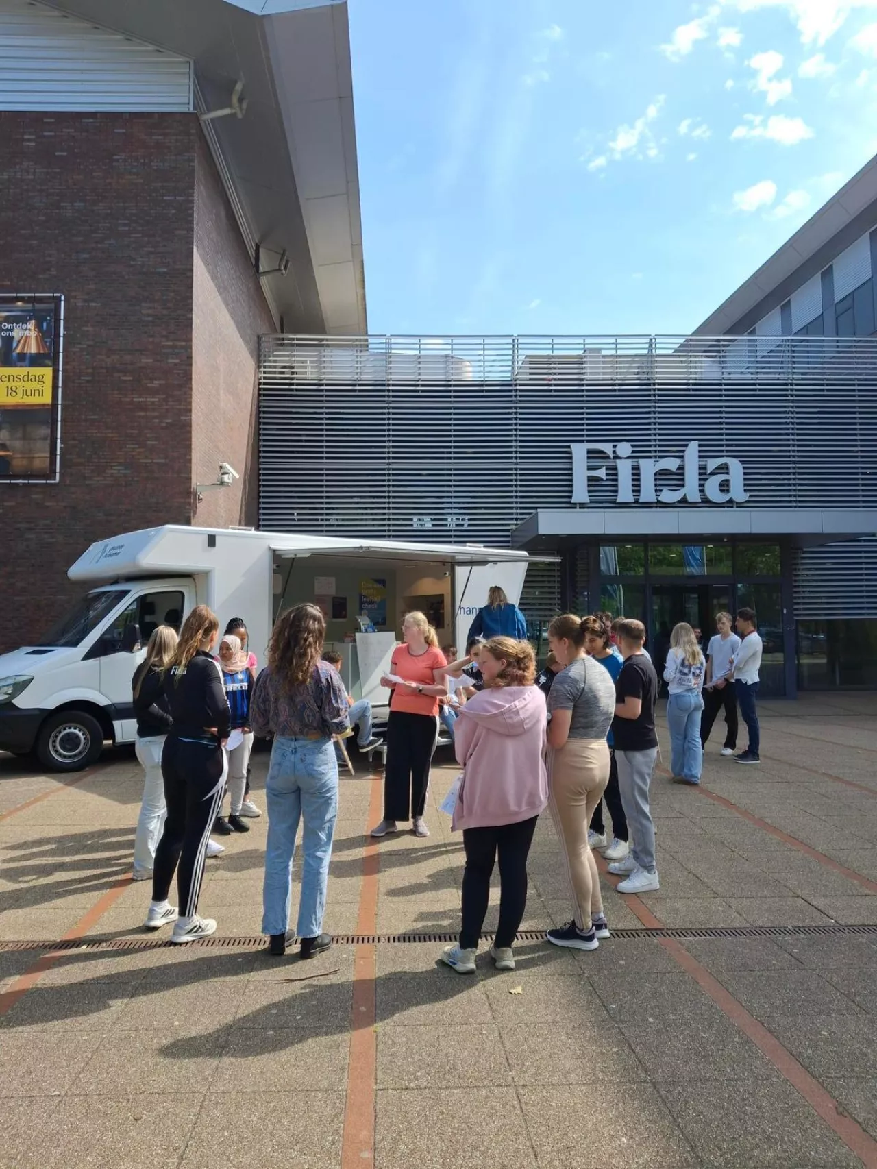 Een groep studenten buiten voor de Gezonde Huiskamer met elkaar in gesprek