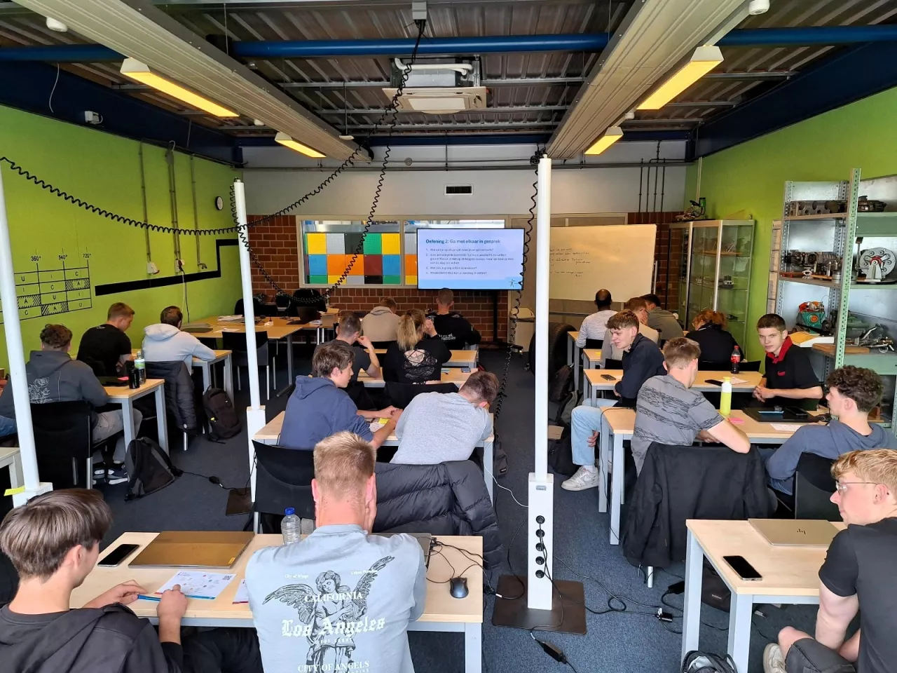 Een klaslokaal van Firda met studenten met elkaar in gesprek tijdens de workshop Positieve Gezondheid