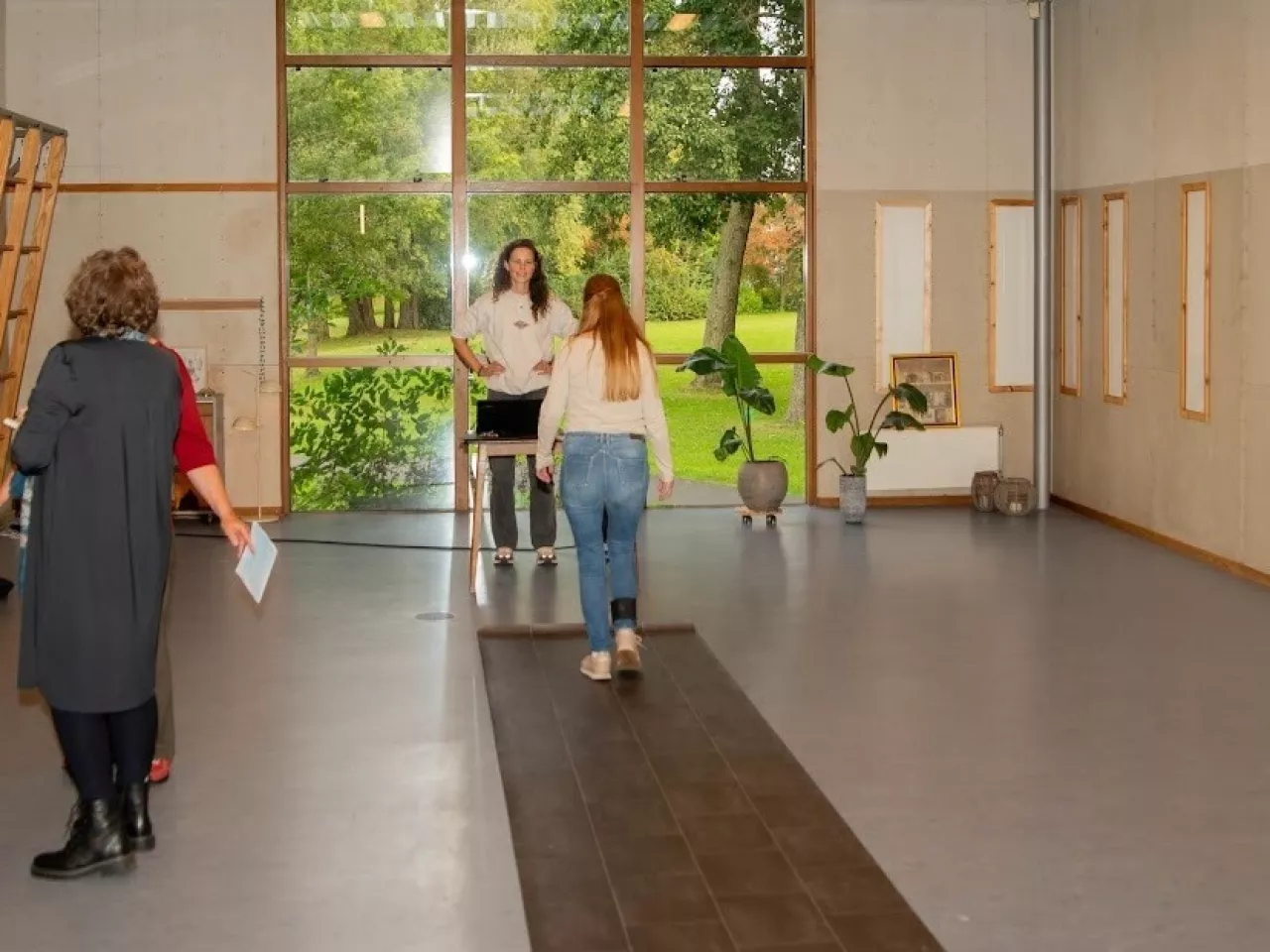 De Smart Floor in een gymzaal terwijl er iemand overheen loopt