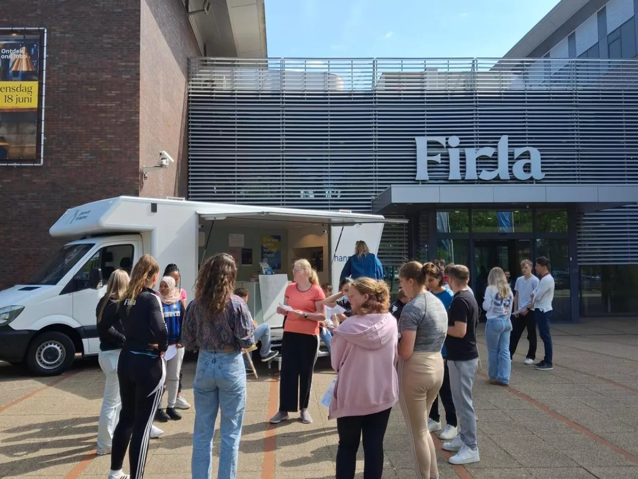 Een groep studenten buiten voor de Gezonde Huiskamer met elkaar in gesprek