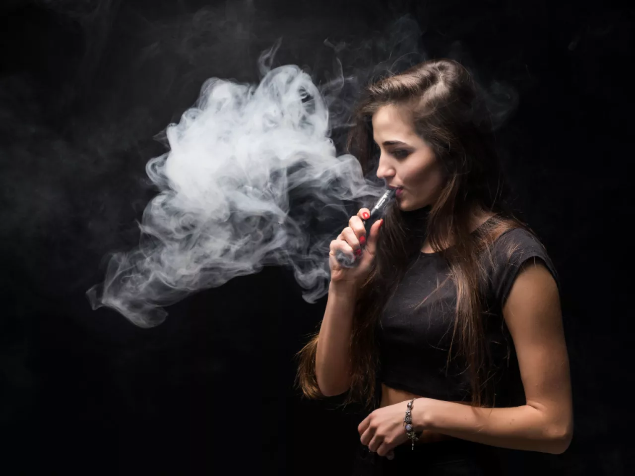Jonge dame aan het vapen
