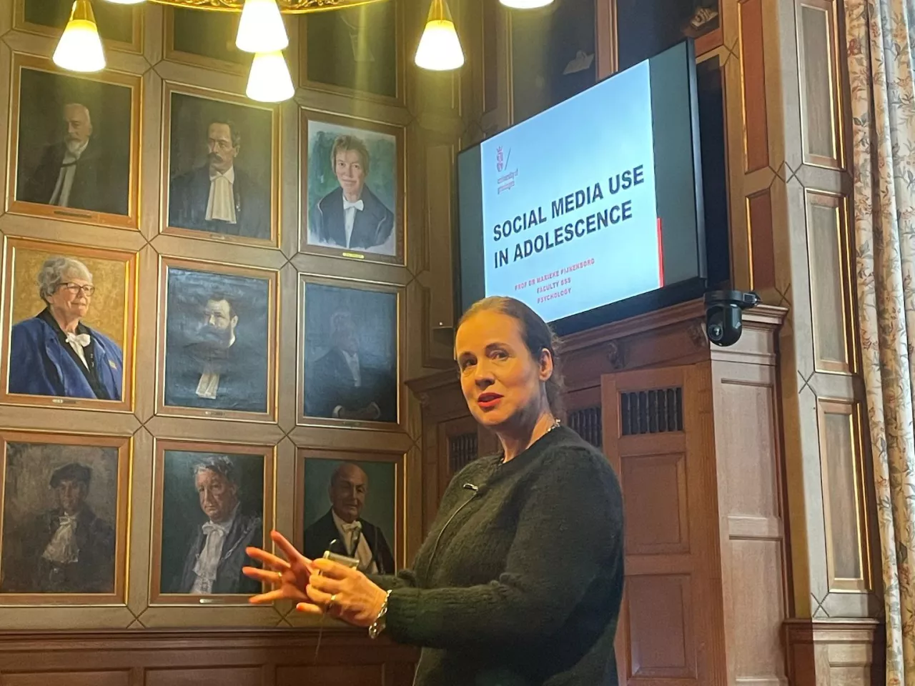 Prof. Dr. Marieke Pijnenborg in de Senatenzaal in het academiegebouw van de RUG aan het presenteren
