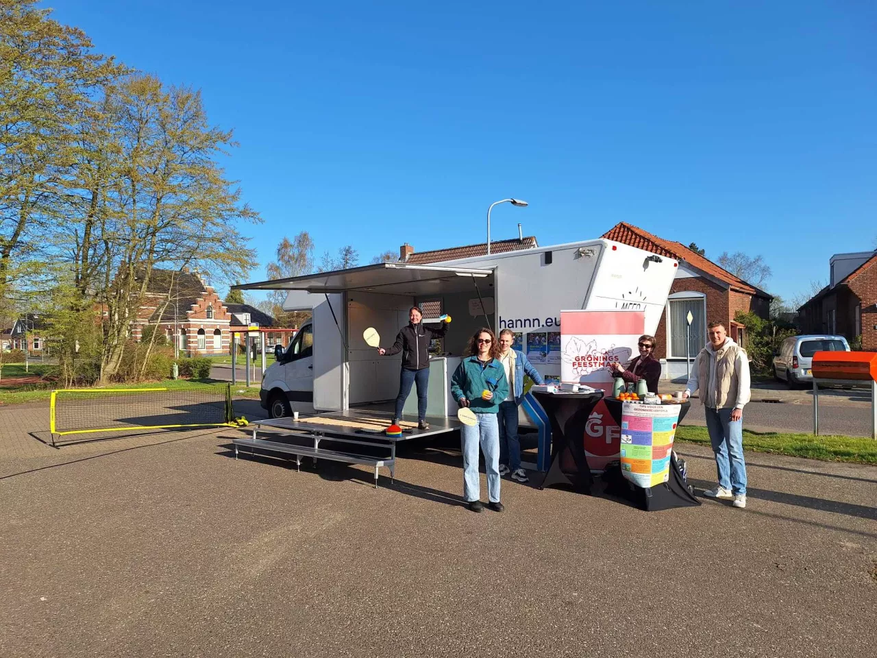 Mensen buiten bij de Gezonde Huiskamer