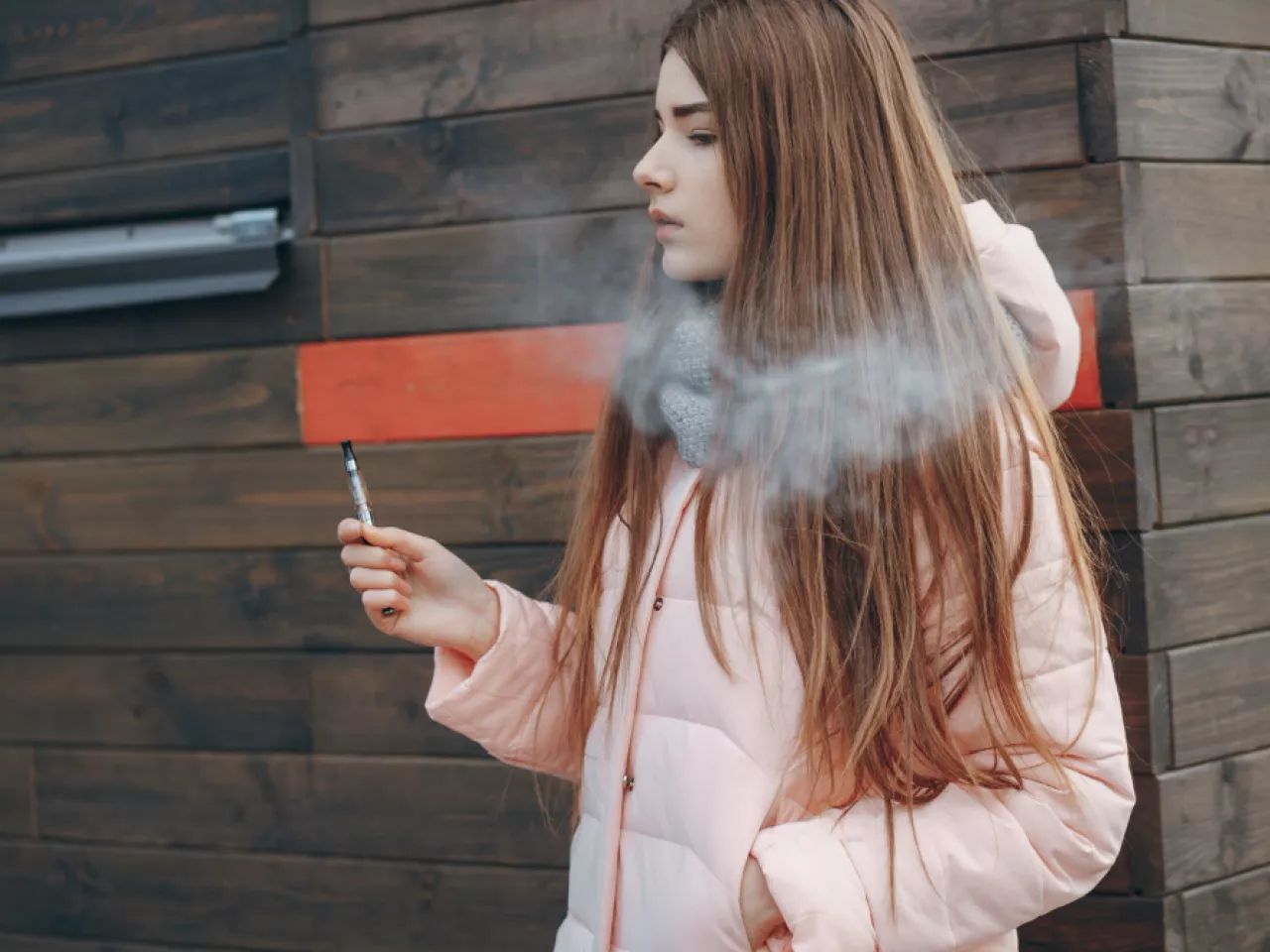 Een jonge dame aan het vapen